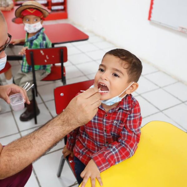 Niñas y niños recibirán atención médica y dental gratuita en Clínicas UNE durante abril