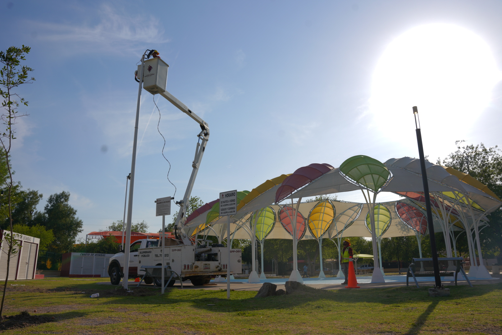 Cuadrillas de limpieza trabajando en parques de Nuevo Laredo durante Pascua 2025