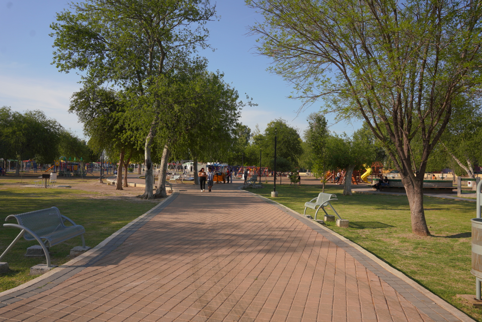 Cuadrillas de limpieza trabajando en parques de Nuevo Laredo durante Pascua 2025