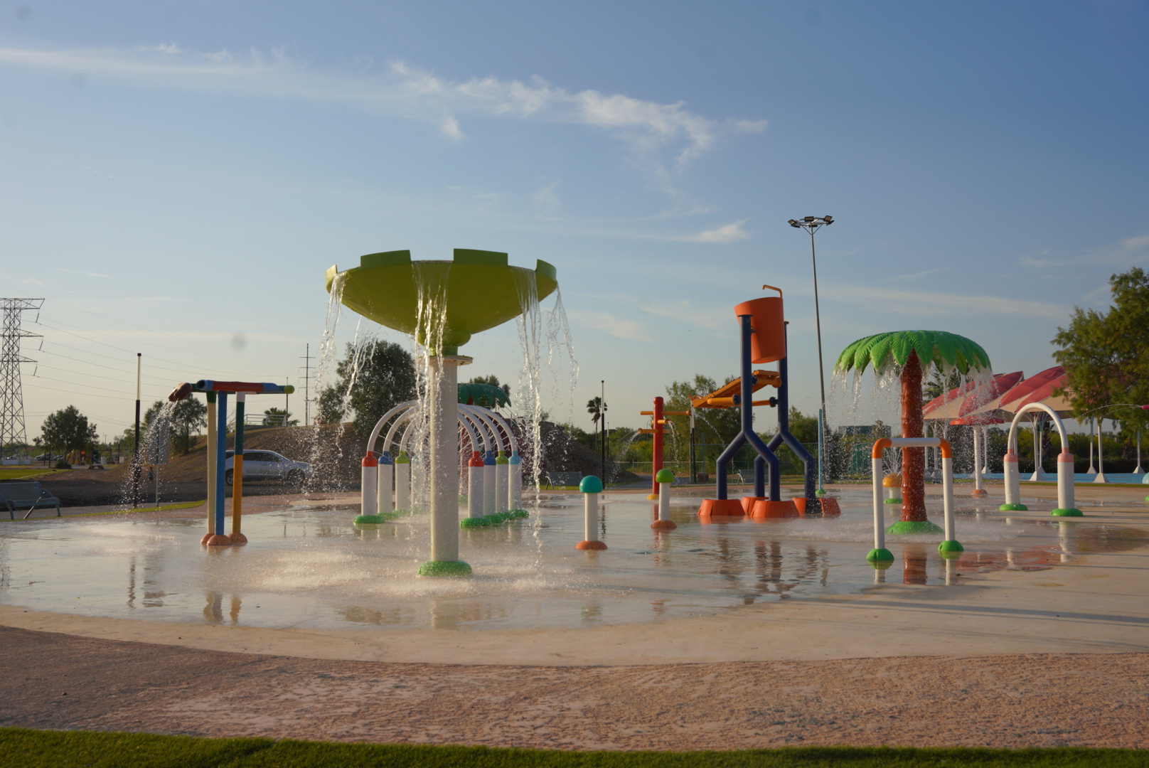 Cuadrillas de limpieza trabajando en parques de Nuevo Laredo durante Pascua 2025