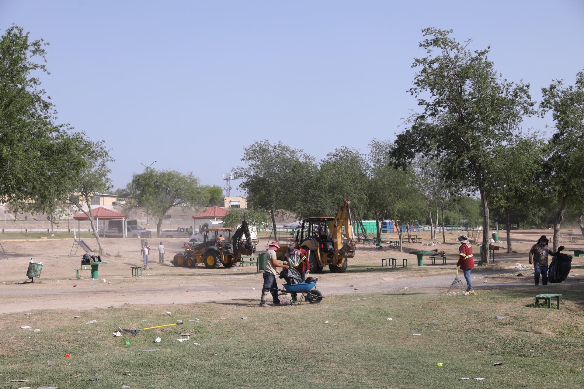 Cuadrillas municipales limpian parques en Nuevo Laredo tras Pascua