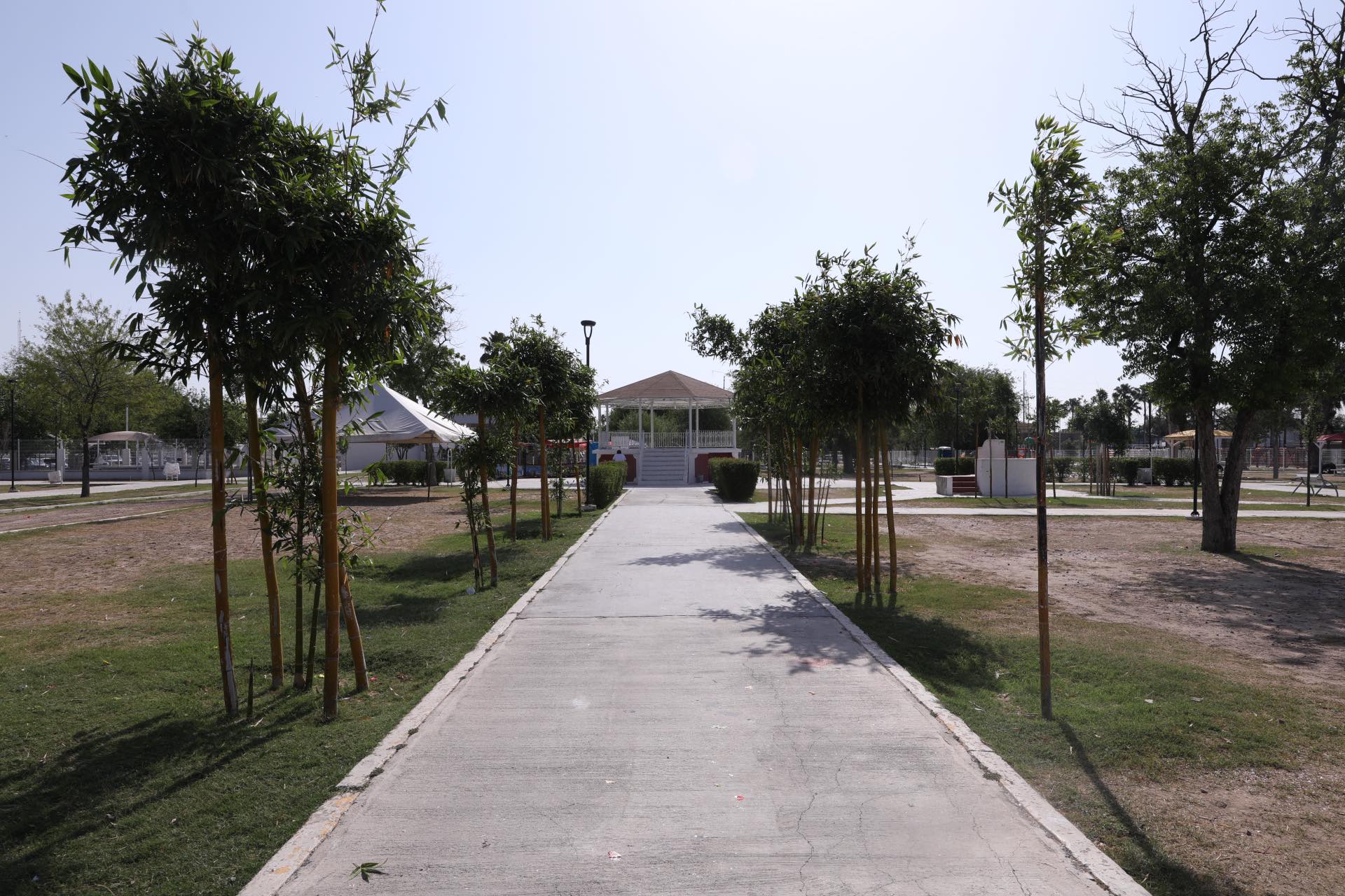 Cuadrillas municipales limpian parques en Nuevo Laredo tras Pascua