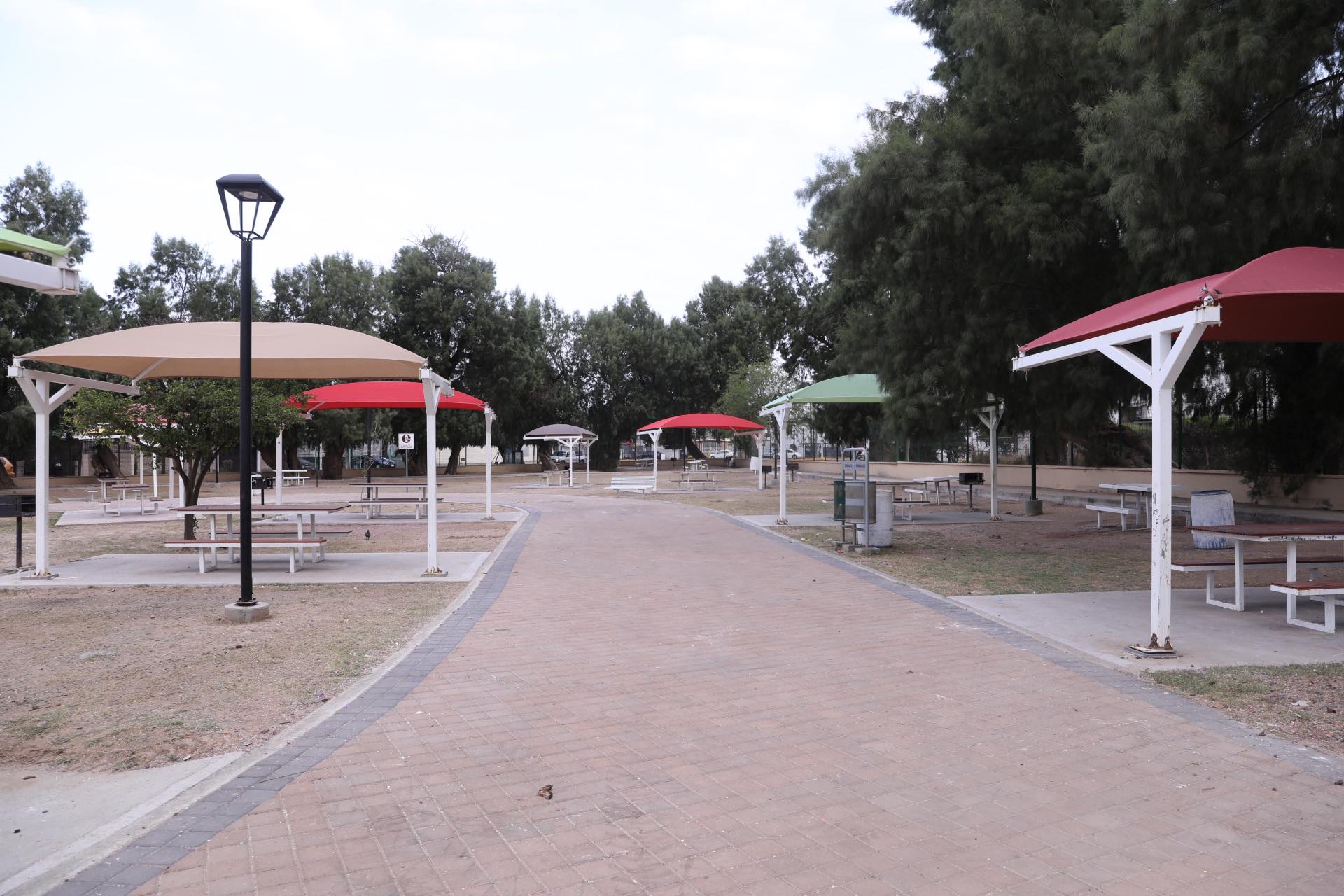 Cuadrillas municipales limpian parques en Nuevo Laredo tras Pascua