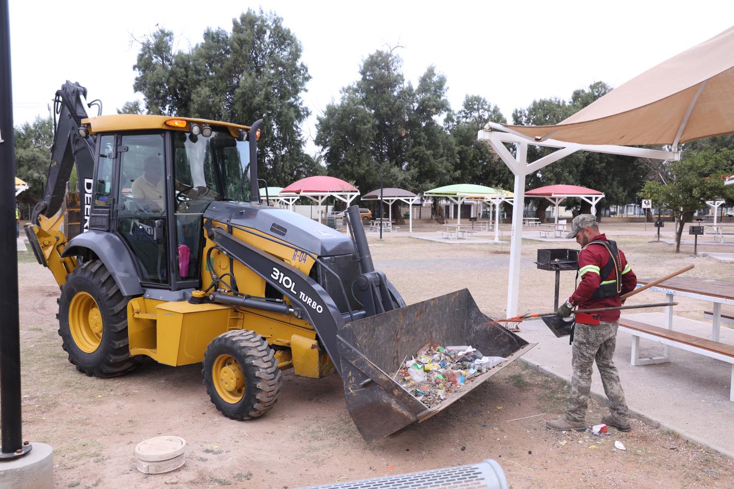 Cuadrillas municipales limpian parques en Nuevo Laredo tras Pascua