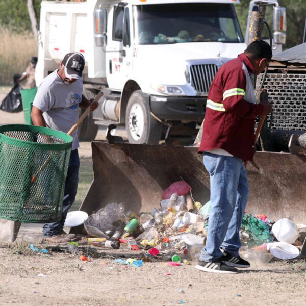 Cuadrillas municipales limpian parques en Nuevo Laredo tras Pascua