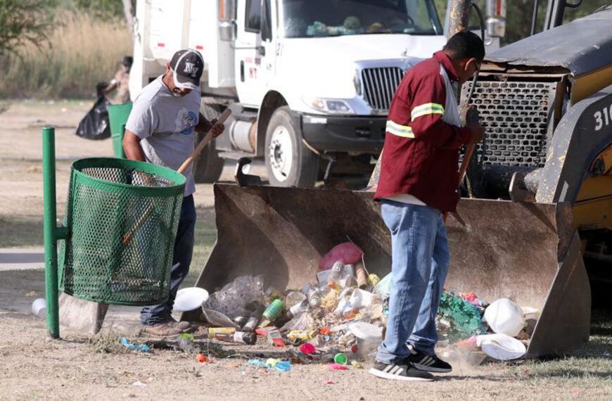 Cuadrillas municipales limpian parques en Nuevo Laredo tras Pascua
