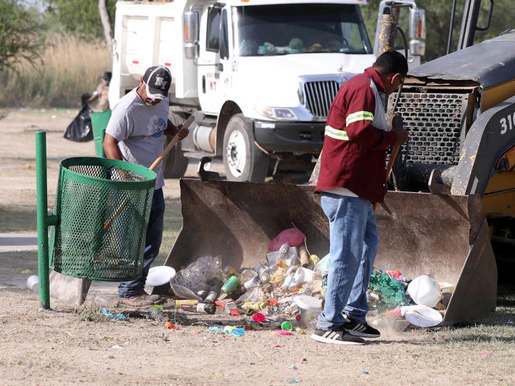 Cuadrillas municipales limpian parques en Nuevo Laredo tras Pascua