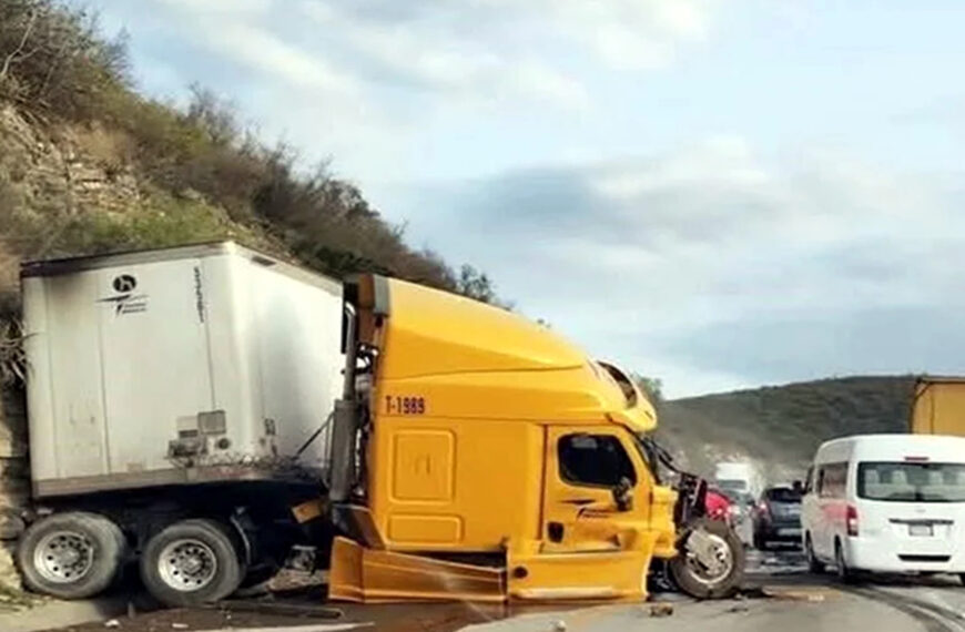 Accidente entre tráileres provoca cierre parcial en la carretera de Monterrey a Nuevo Laredo