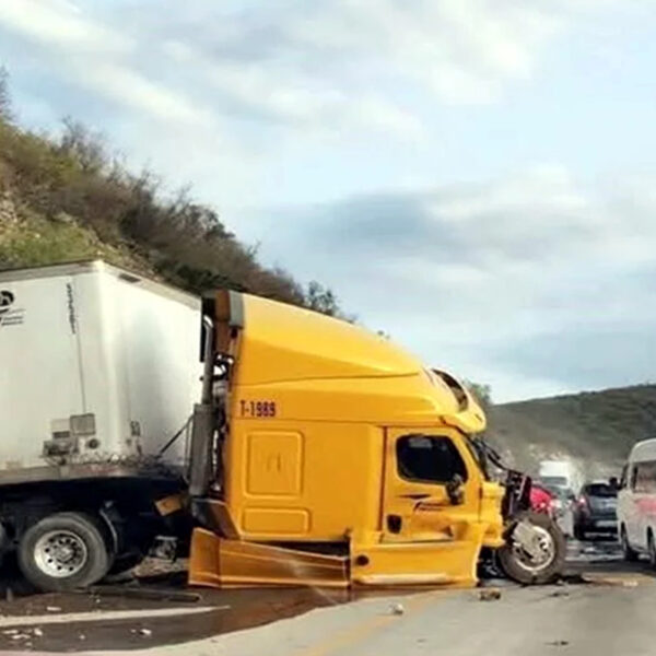 Accidente entre tráileres provoca cierre parcial en la…