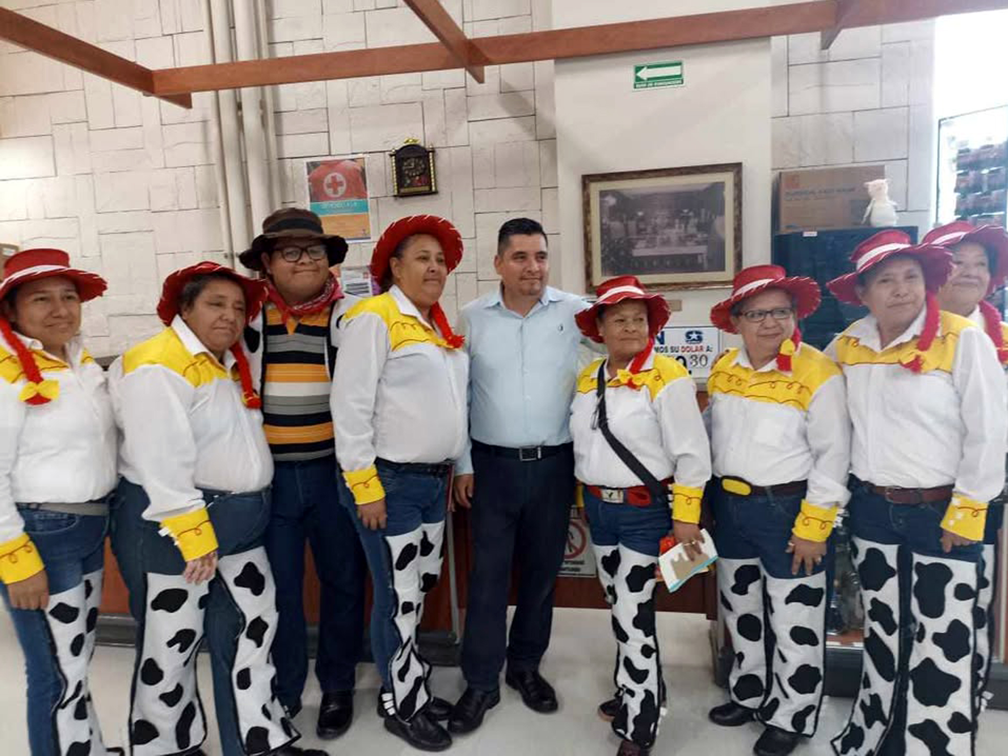 Empacadores de Smart vestidos de personajes infantiles conviviendo con clientes y personal