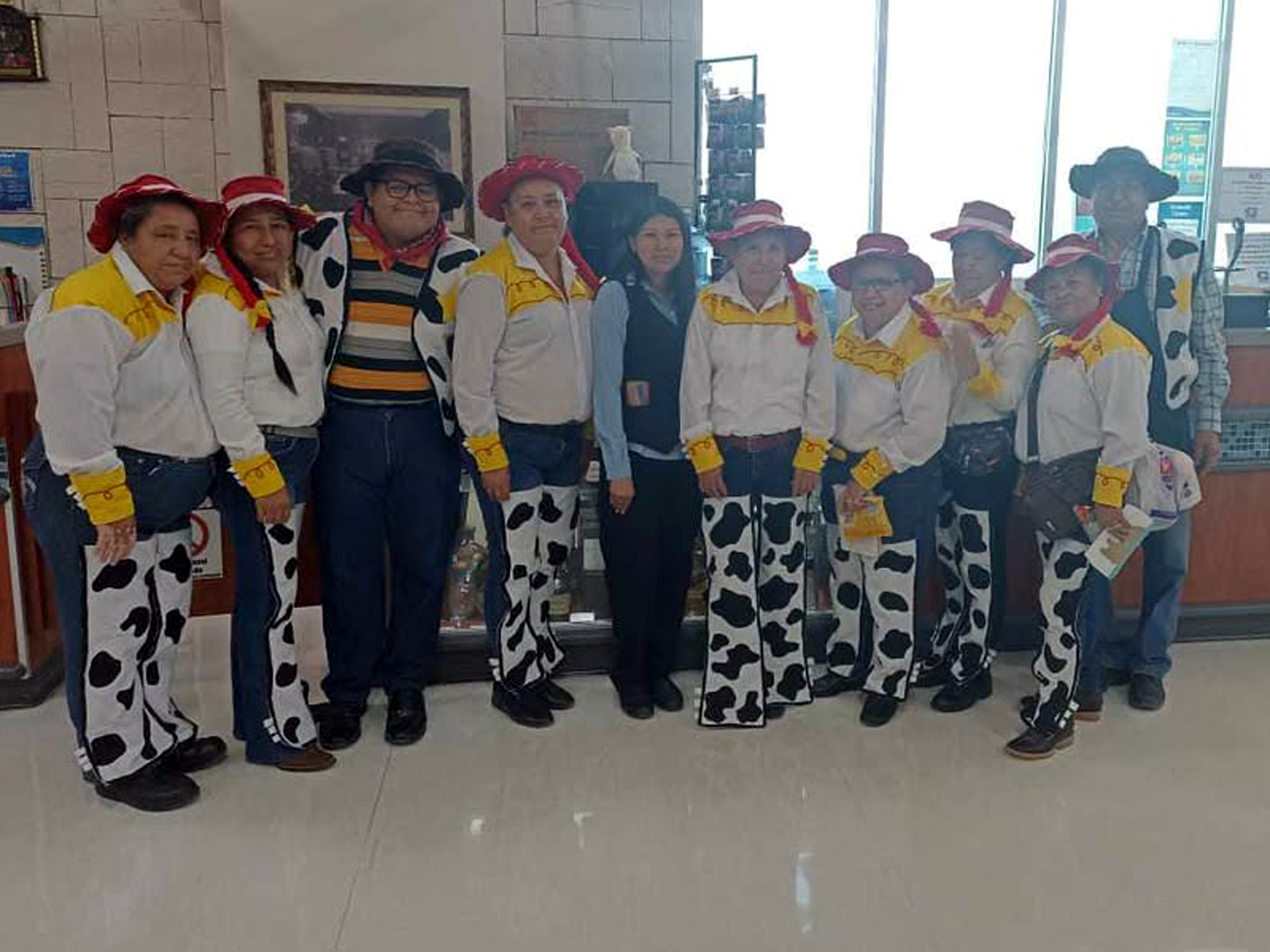 Personas adultas mayores luciendo disfraces de Toy Story en un supermercado de Nuevo Laredo