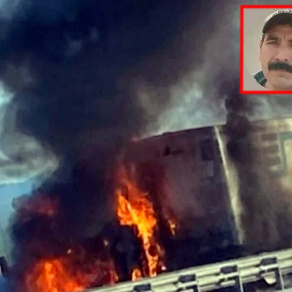 Tráiler incendiado tras choque fatal en las carreteras de Nuevo León rumbo a Nuevo Laredo.