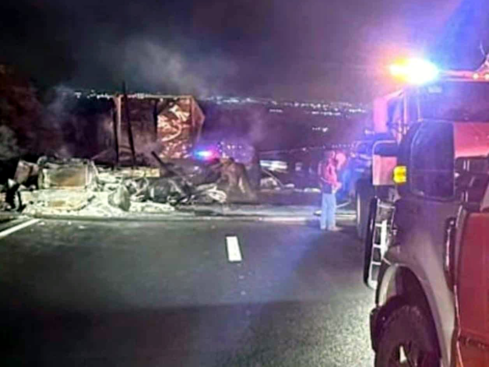 Incendio en autopista Monterrey-Laredo provoca cierre total por varias horas; tráiler y monte en llamas, bomberos presentes en la escena