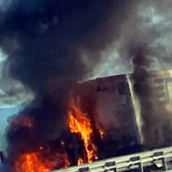 Un tráiler envuelto en llamas y una vida perdida en la autopista de Monterrey a Nuevo Laredo: El caos paraliza ruta clave al norte