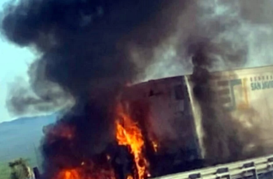 Un tráiler envuelto en llamas y una vida perdida en la autopista de Monterrey a Nuevo Laredo: El caos paraliza ruta clave al norte
