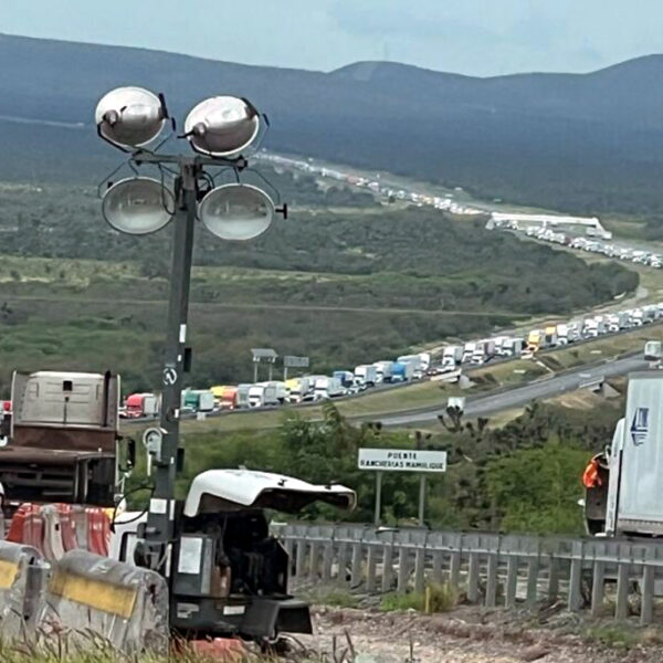 ¡8 Km de tráfico diario! El embudo de tráileres entre Nuevo Laredo y Monterrey colapsa la ruta más importante del norte