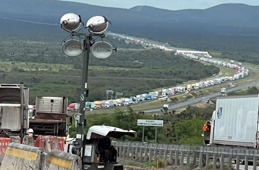 ¡8 Km de tráfico diario! El embudo de tráileres entre Nuevo Laredo y Monterrey colapsa la ruta más importante del norte