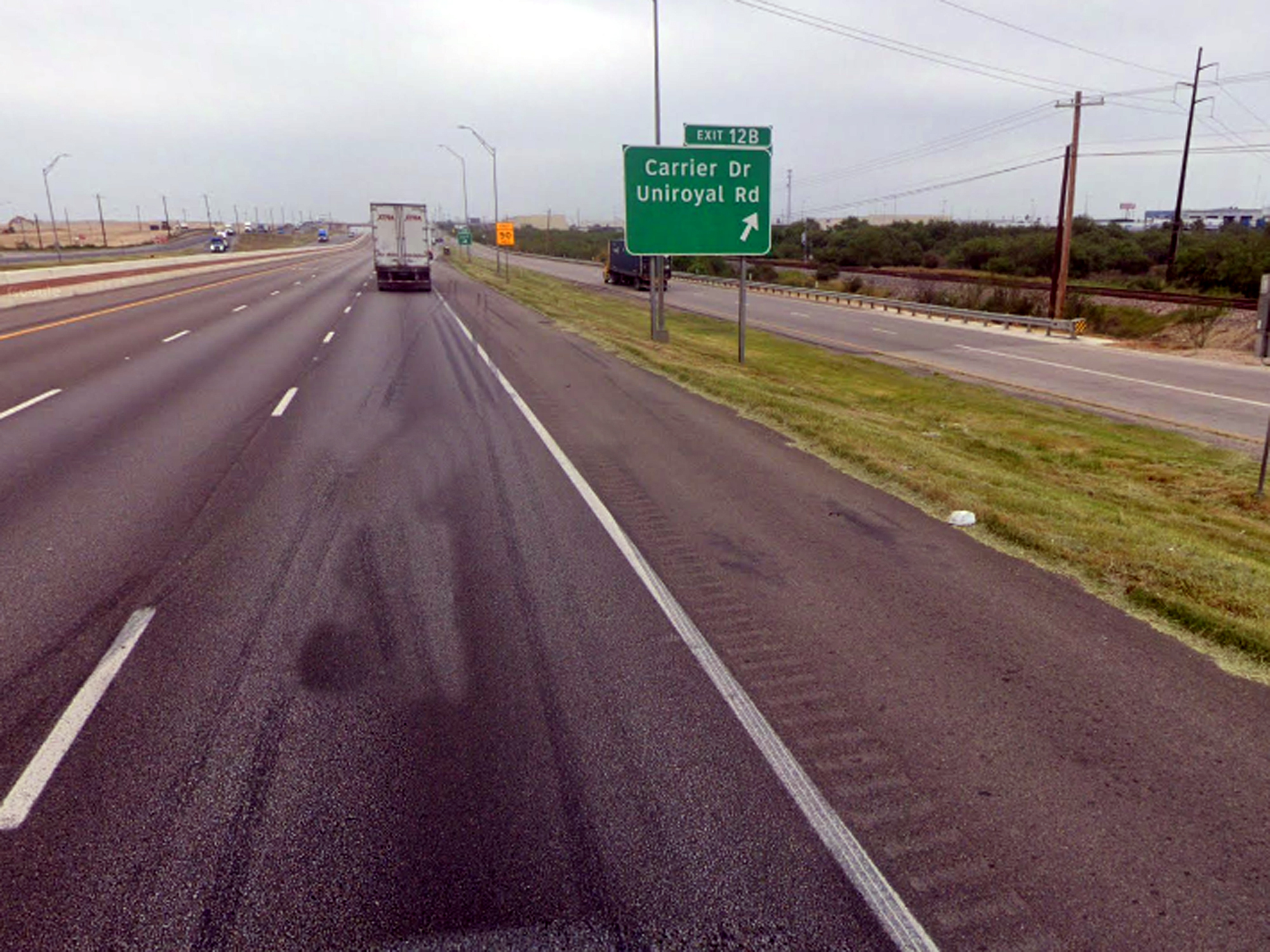 Escena del accidente en la I-35 de Laredo con presencia de servicios de emergencia