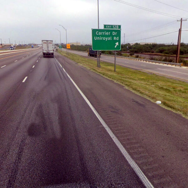 Escena del accidente en la I-35 de Laredo con presencia de servicios de emergencia
