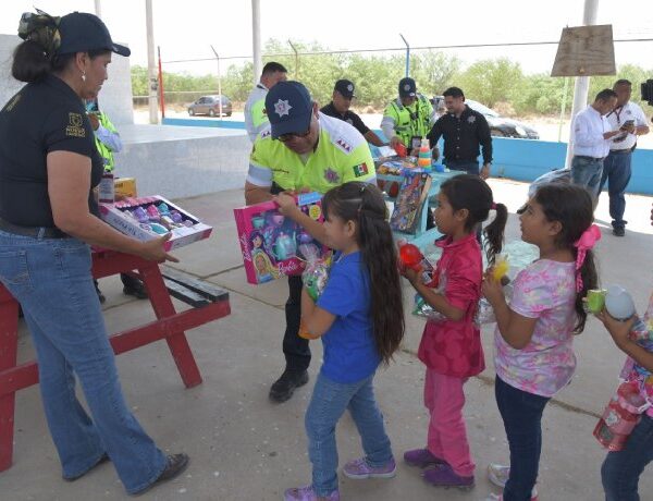 Agentes de Tránsito llevan sonrisas y esperanza a niñas y niños en situación vulnerable