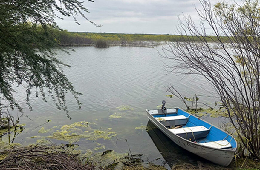 Hombre desaparece tras volcarse su lancha en laguna de rancho en Vallecillo y lo buscan con buzos
