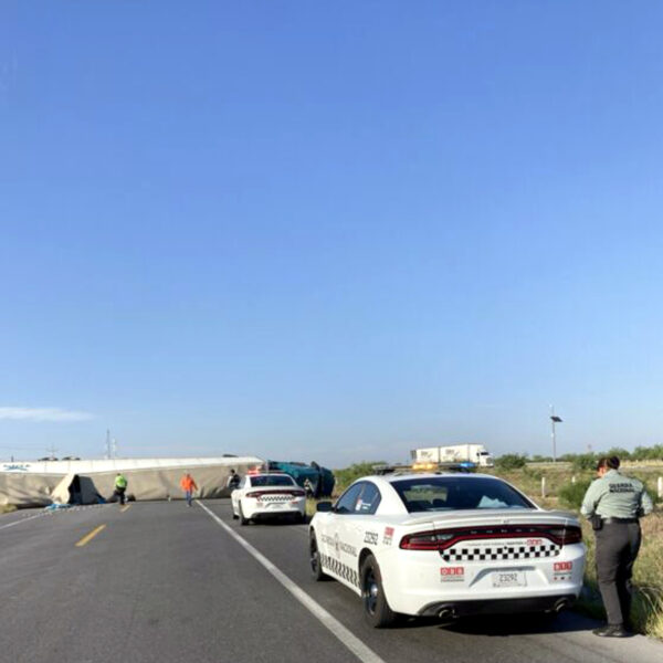 Tráiler volcado bloquea carretera Monterrey Nuevo Laredo cerca de Cuesta de Mamulique
