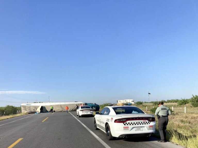 Tráiler volcado bloquea carretera Monterrey Nuevo Laredo cerca de Cuesta de Mamulique
