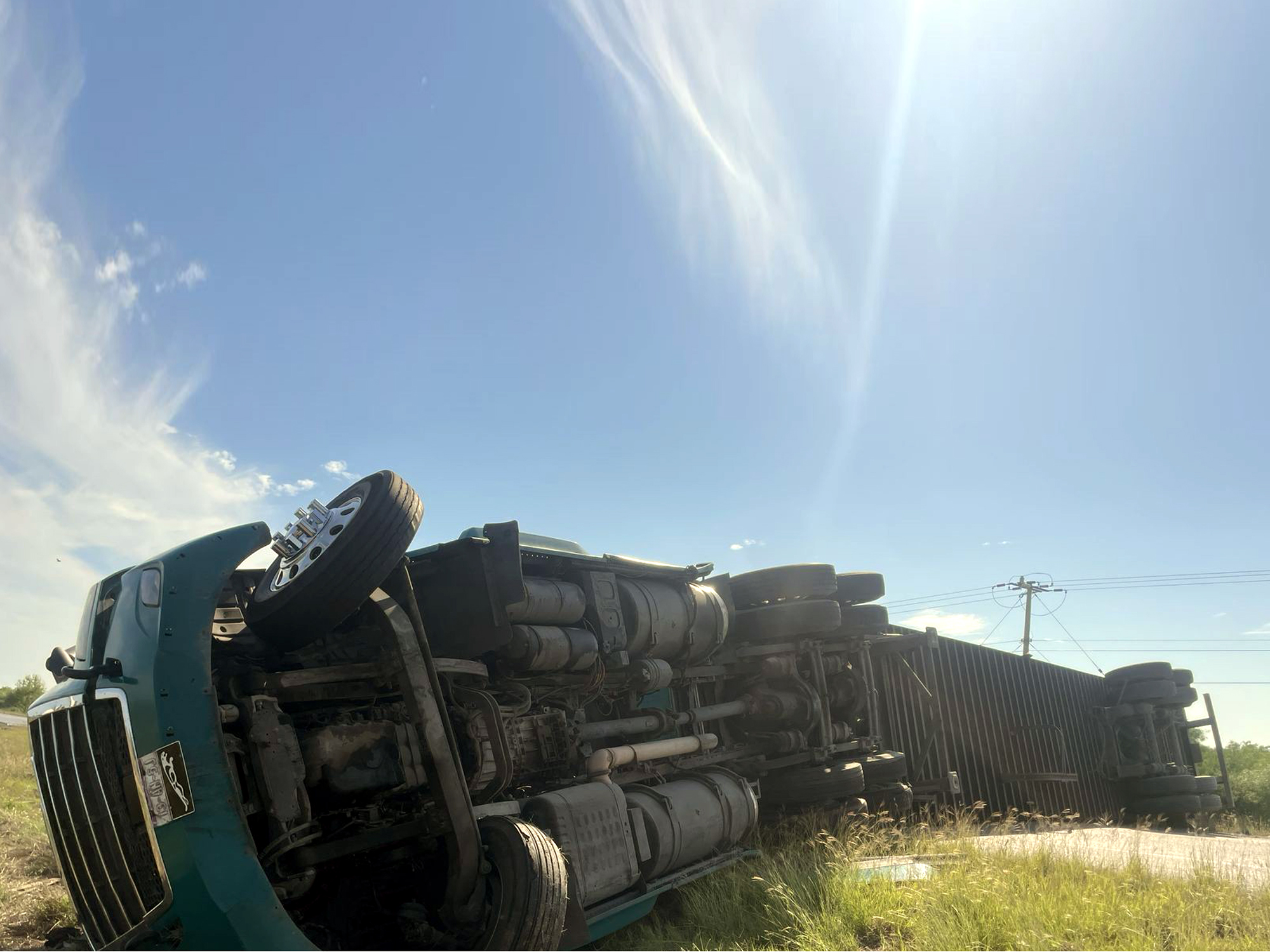 Triler volcado bloquea carretera Monterrey Nuevo Laredo cerca de Cuesta de Mamulique