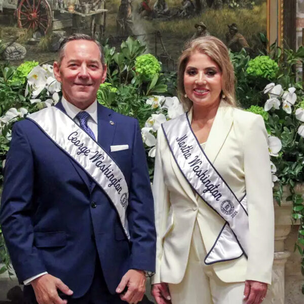 Nydia y Bob Weathers como Martha y George Washington en Laredo
