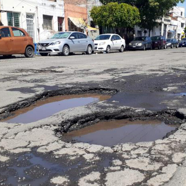 ¿Tienes un bache afuera de tu casa? ¡Repórtalo fácil desde tu cel en 072.mx y dale seguimiento con un folio!