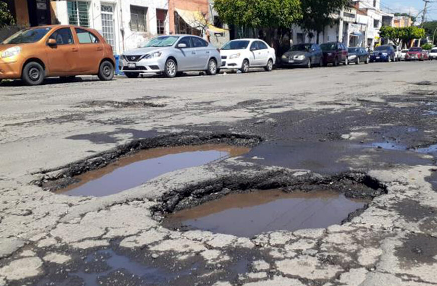 ¿Tienes un bache afuera de tu casa? ¡Repórtalo fácil desde tu cel en 072.mx y dale seguimiento con un folio!