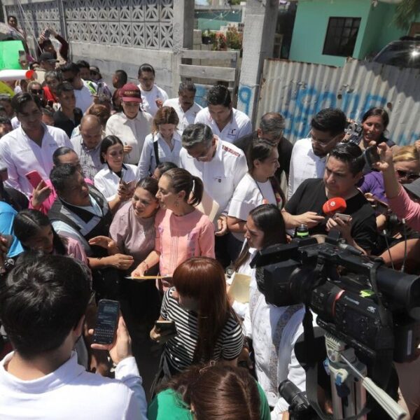 Promete Claudia refrigerador, estufa, colchón y 8,000 pesos a damnificados en Reynosa