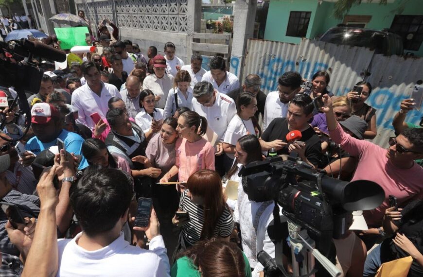 Promete Claudia refrigerador, estufa, colchón y 8,000 pesos a damnificados en Reynosa