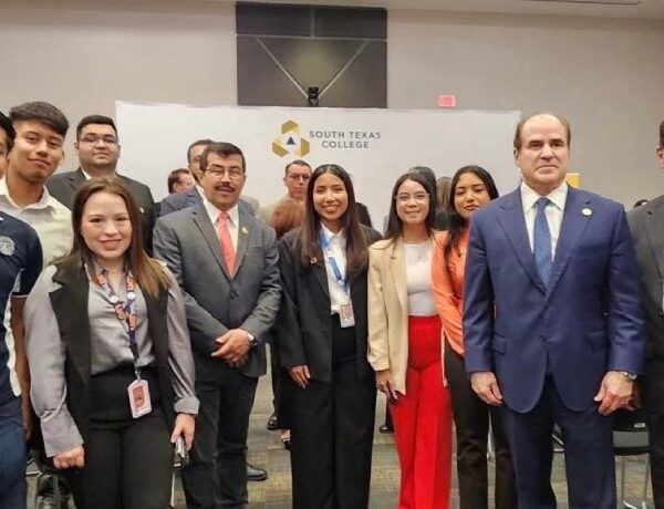 Estudiantes de UAT destacan en simposio de educación en el South Texas College