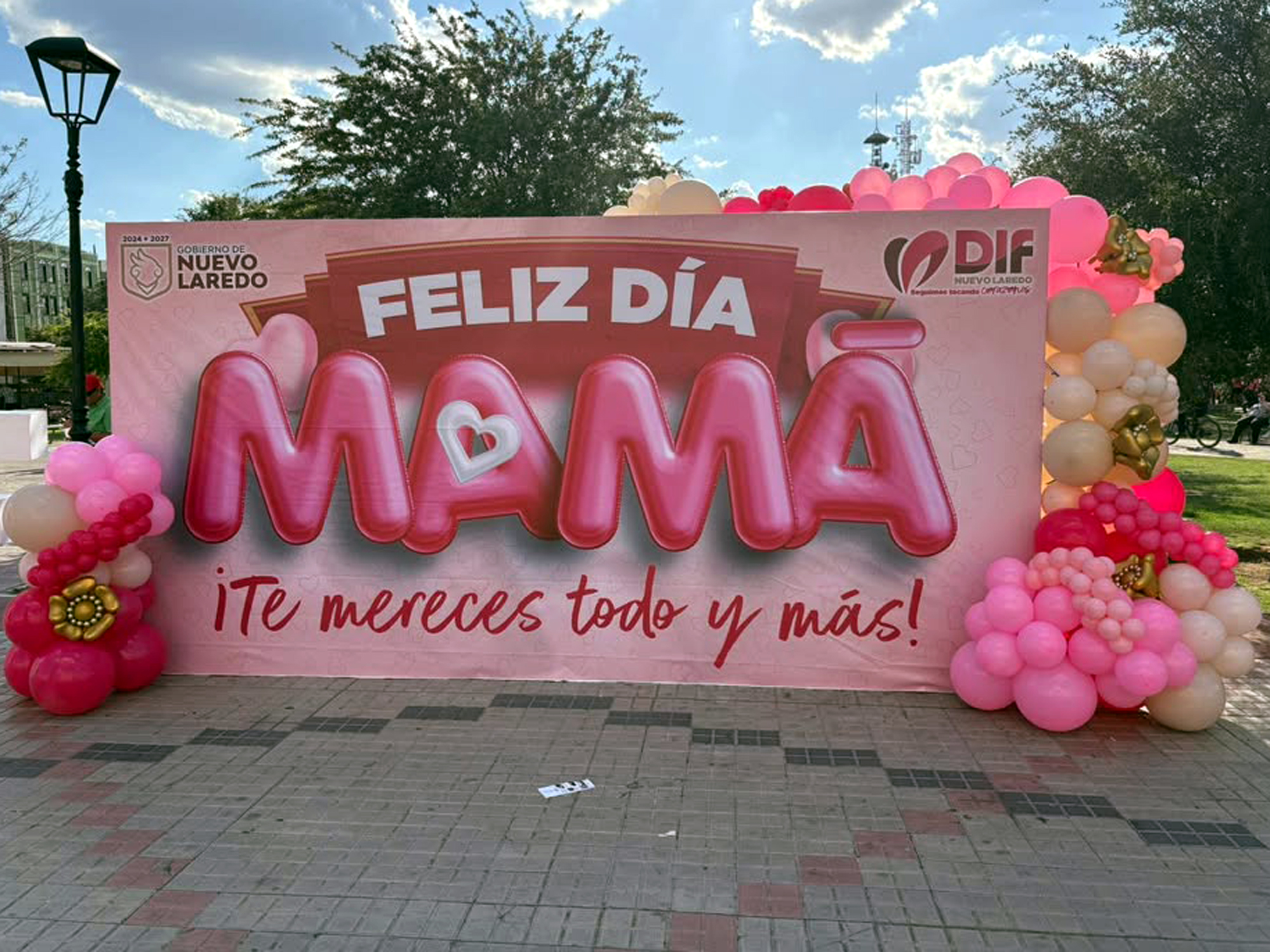 Festival del Día de las Madres en Nuevo Laredo reúne a miles en la Explanada de la Independencia.