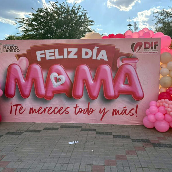 Festival del Día de las Madres en Nuevo Laredo reúne a miles en la Explanada de la Independencia.
