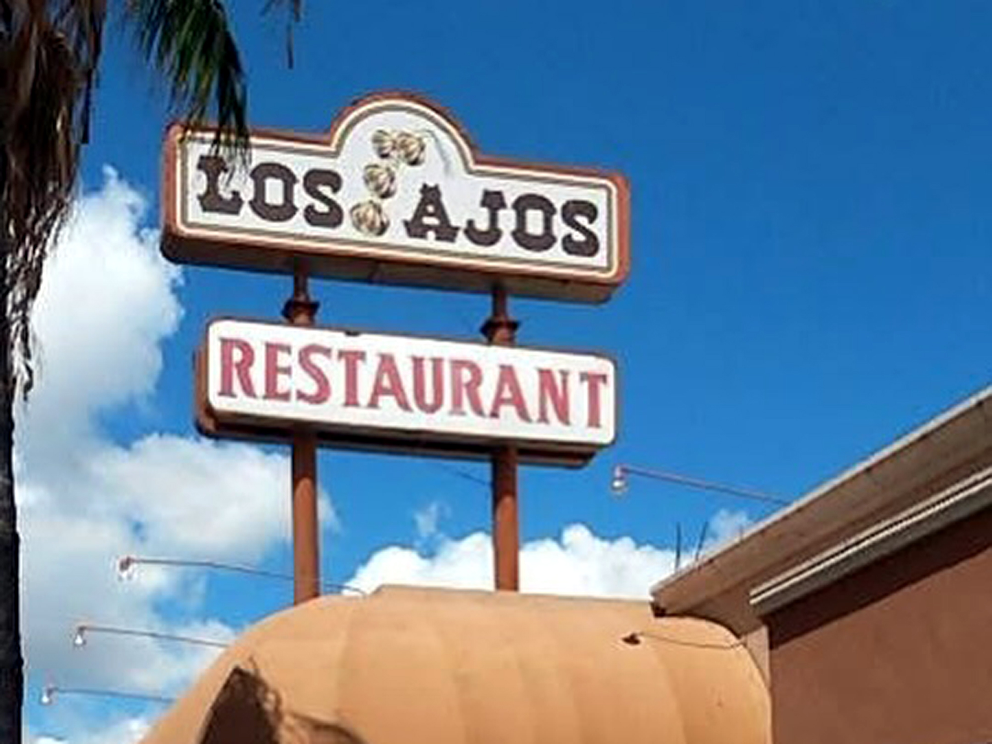 Fachada del restaurante Los Ajos en su último día de servicio