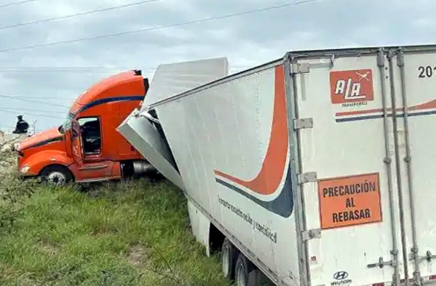 Accidente de tráiler en entronque de Nuevo Laredo deja unidad atorada en camellón
