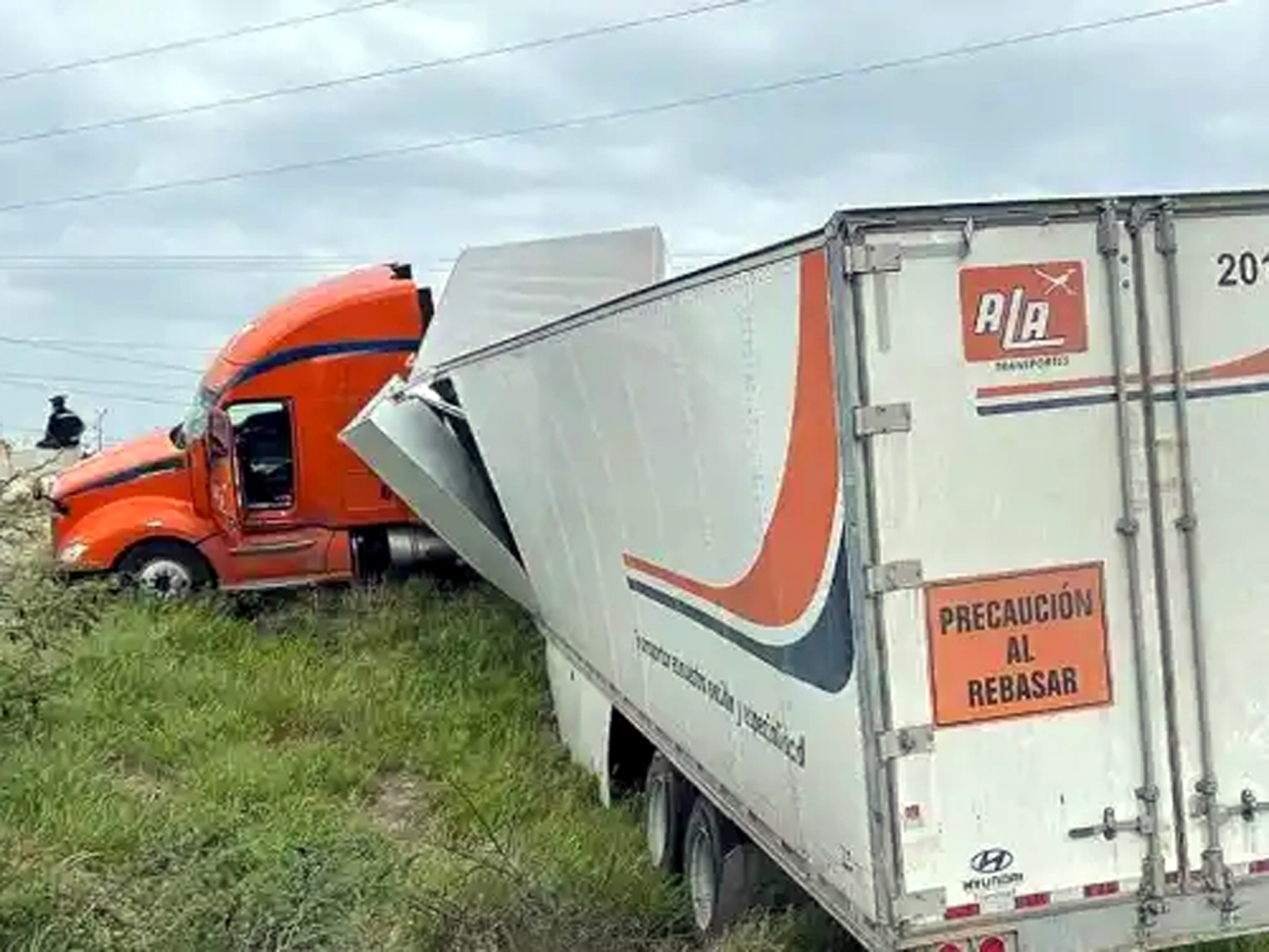 Accidente de tráiler en entronque de Nuevo Laredo deja unidad atorada en camellón