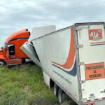 Accidente de tráiler en entronque de Nuevo Laredo deja unidad atorada en camellón