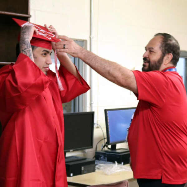 Joven del condado de Webb logra diploma de secundaria en prisión