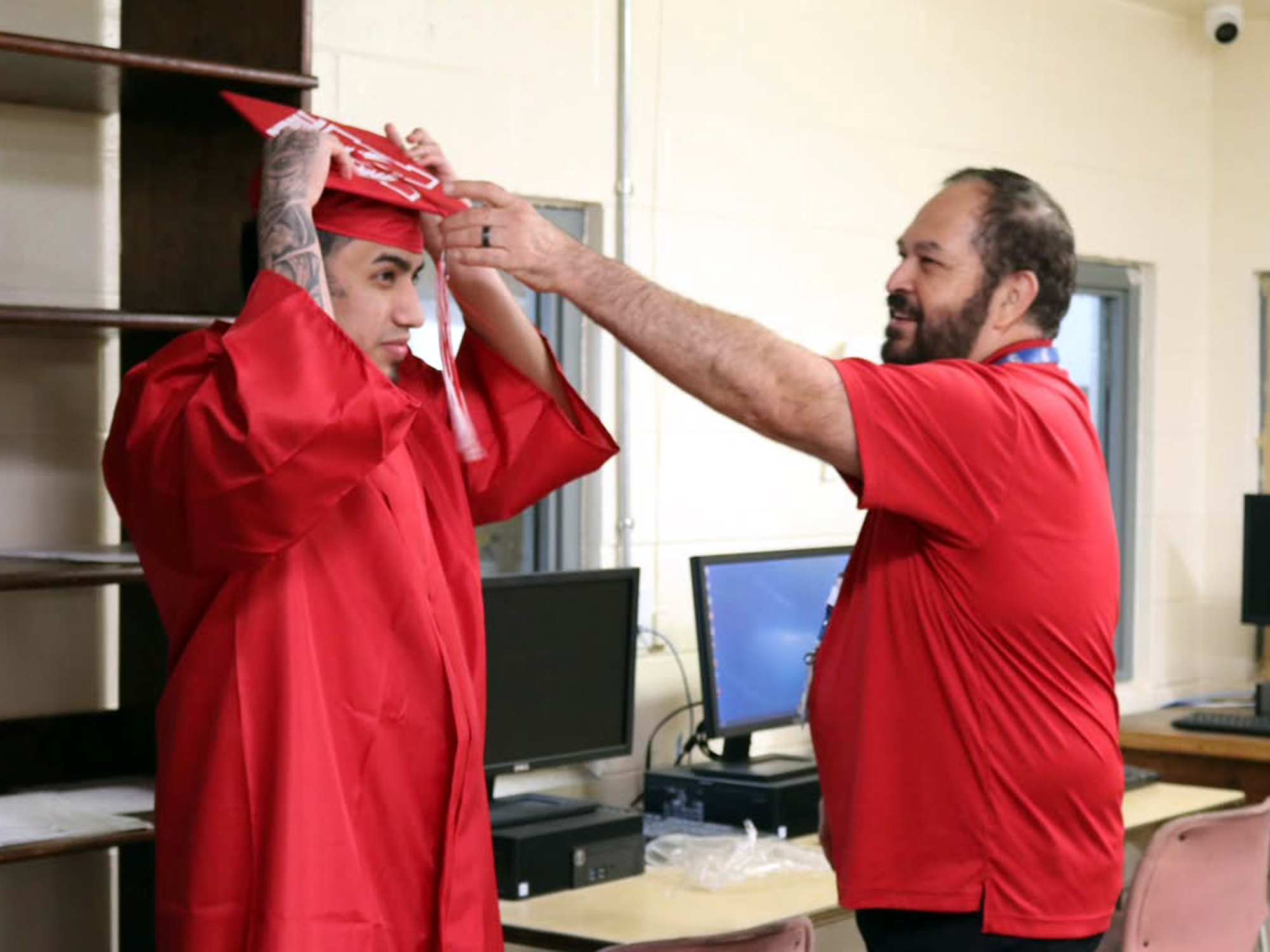 Joven del condado de Webb logra diploma de secundaria en prisión