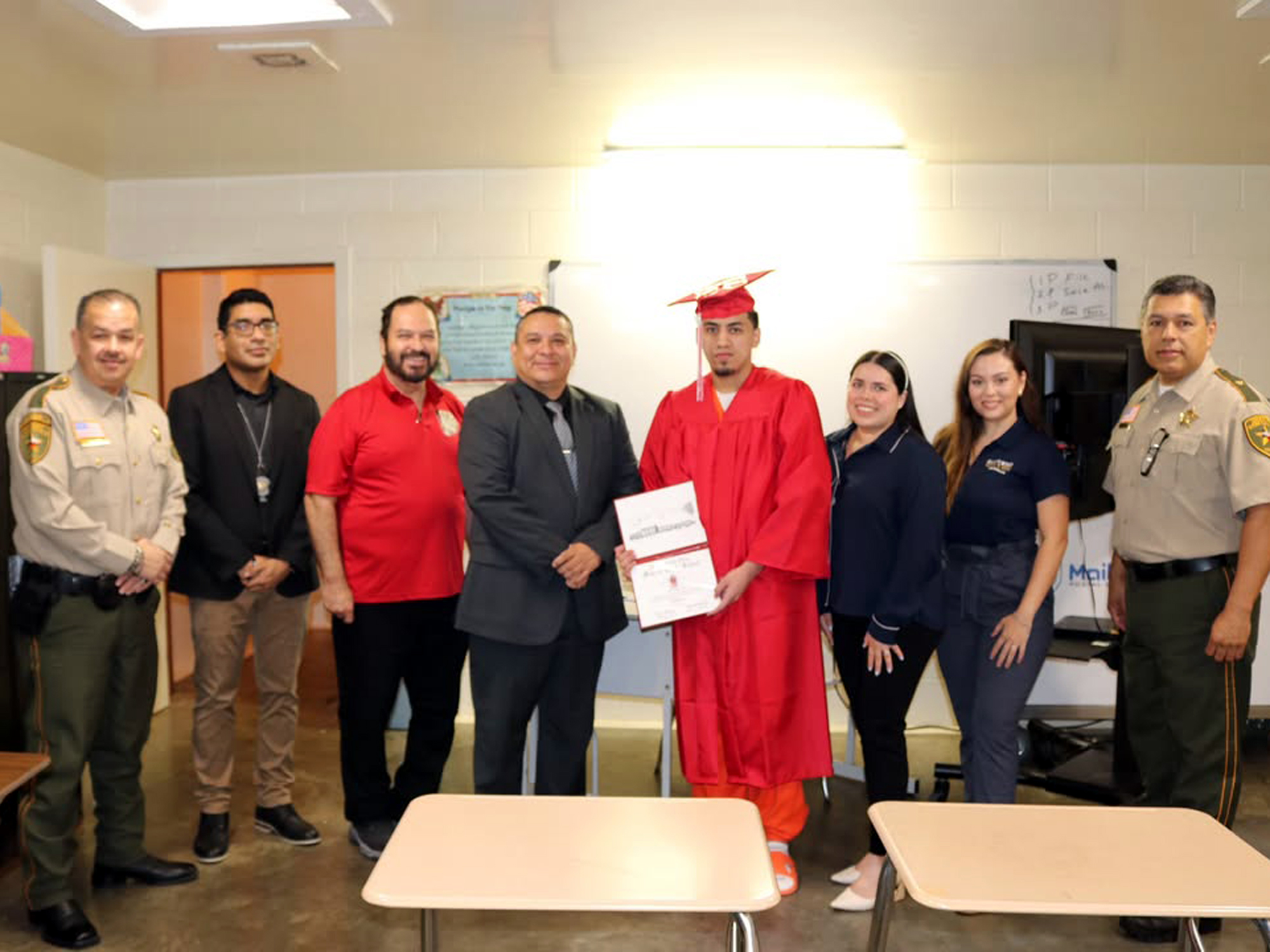 Joven del condado de Webb logra diploma de secundaria en prisin