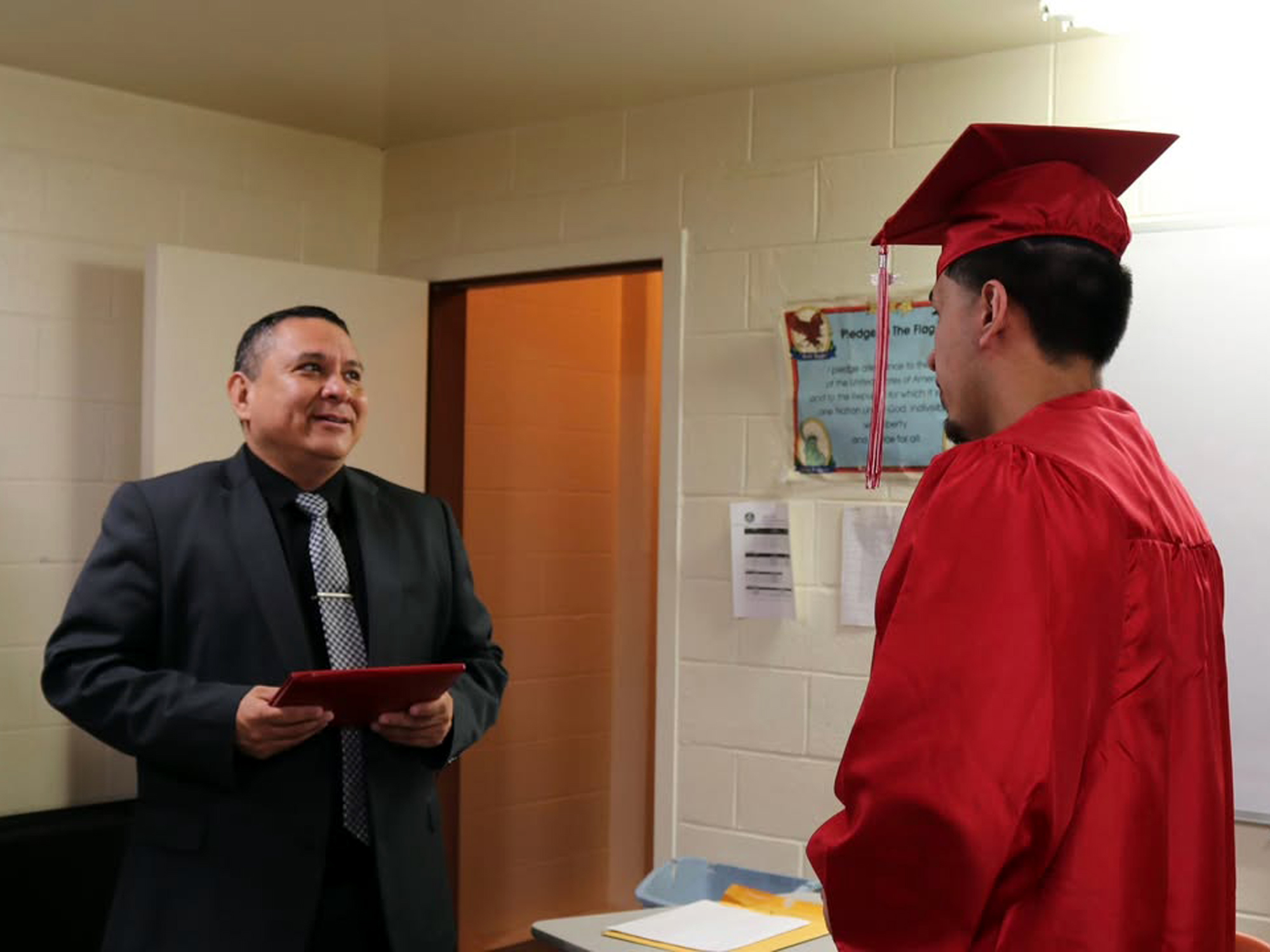 Joven del condado de Webb logra diploma de secundaria en prisin