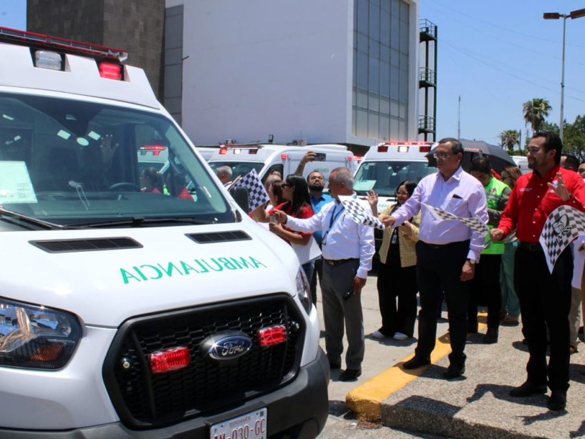 Entrega de cuatro ambulancias nuevas para hospitales del IMSS en Nuevo Laredo
