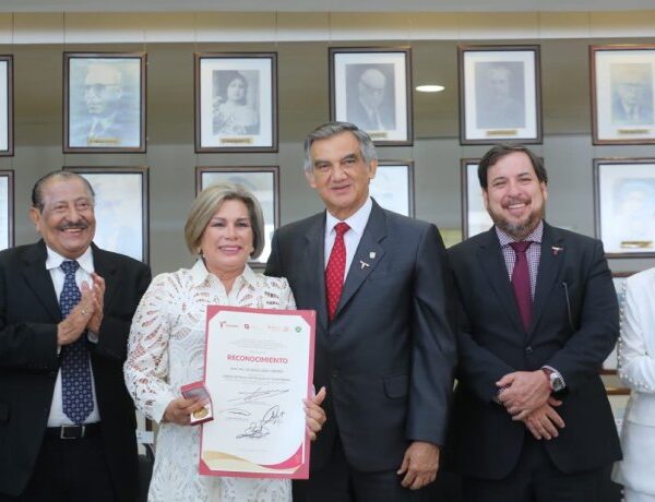 Américo Villarreal entrega 479 medallas al mérito docente por 30 años de servicio