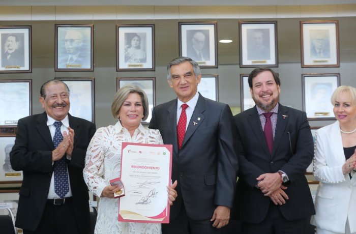 Américo Villarreal entrega 479 medallas al mérito docente por 30 años de servicio