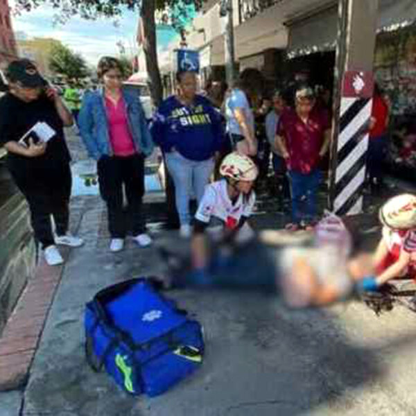 Paramédicos atienden a mujer atropellada en cruce de Vicente Guerrero en el Centro de Nuevo Laredo