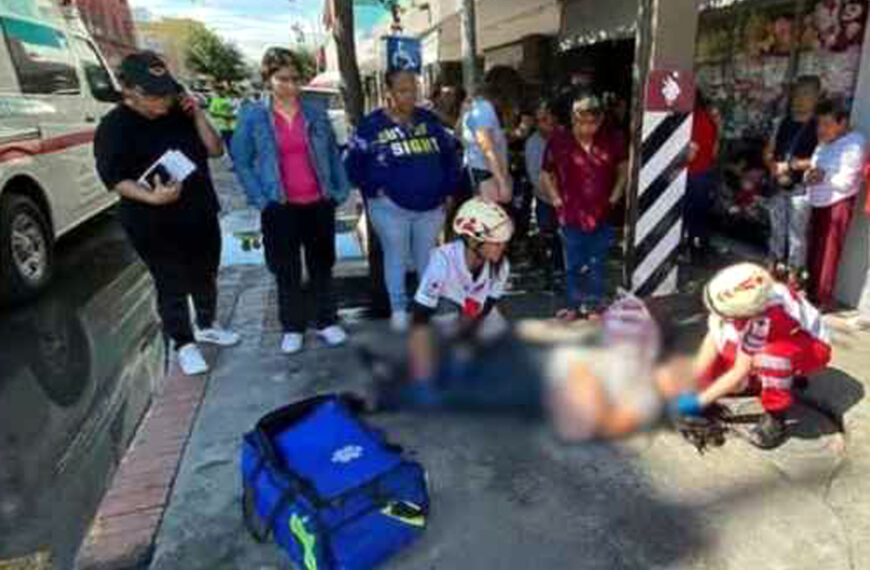 Paramédicos atienden a mujer atropellada en cruce de Vicente Guerrero en el Centro de Nuevo Laredo