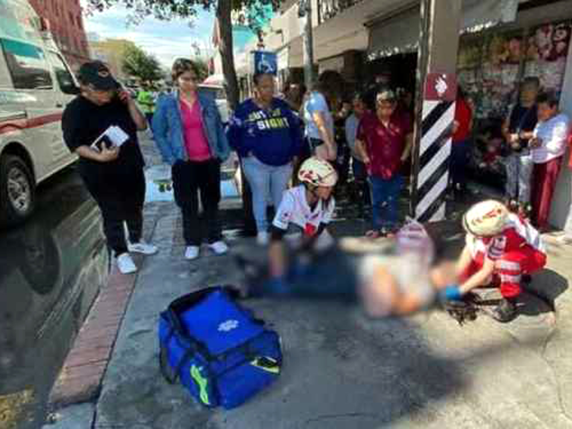 Paramédicos atienden a mujer atropellada en cruce de Vicente Guerrero en el Centro de Nuevo Laredo